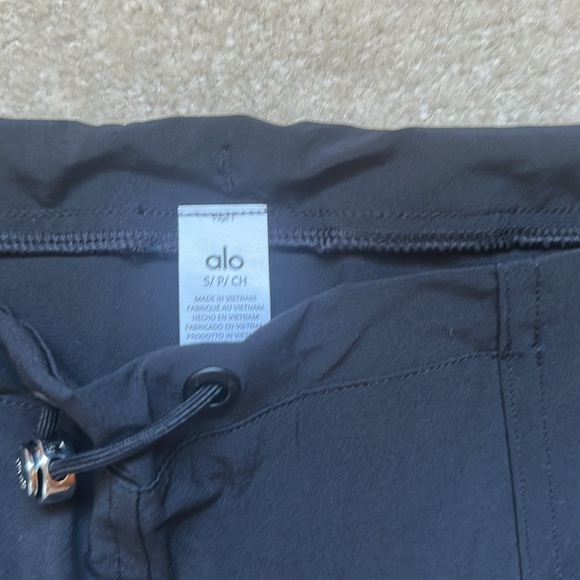 NWOT Alo Yoga Megastar Cargo Pants Black Small - Picture 13 of 16